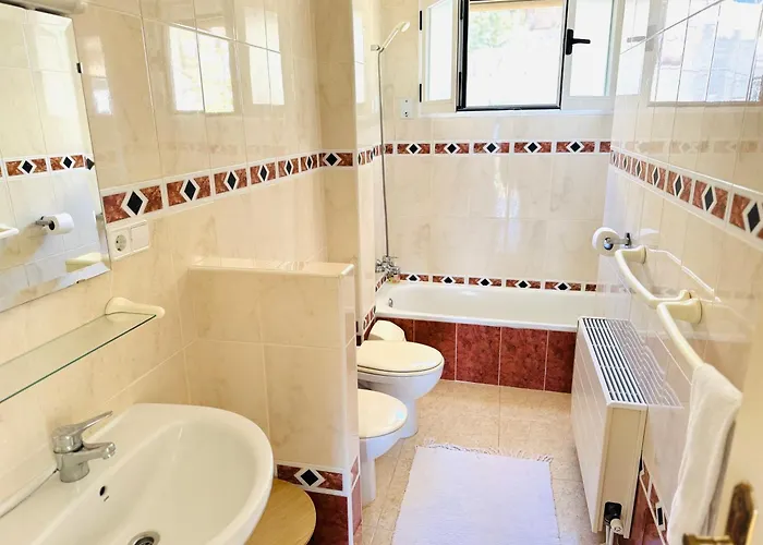 Spacious In Hills Альтеа
